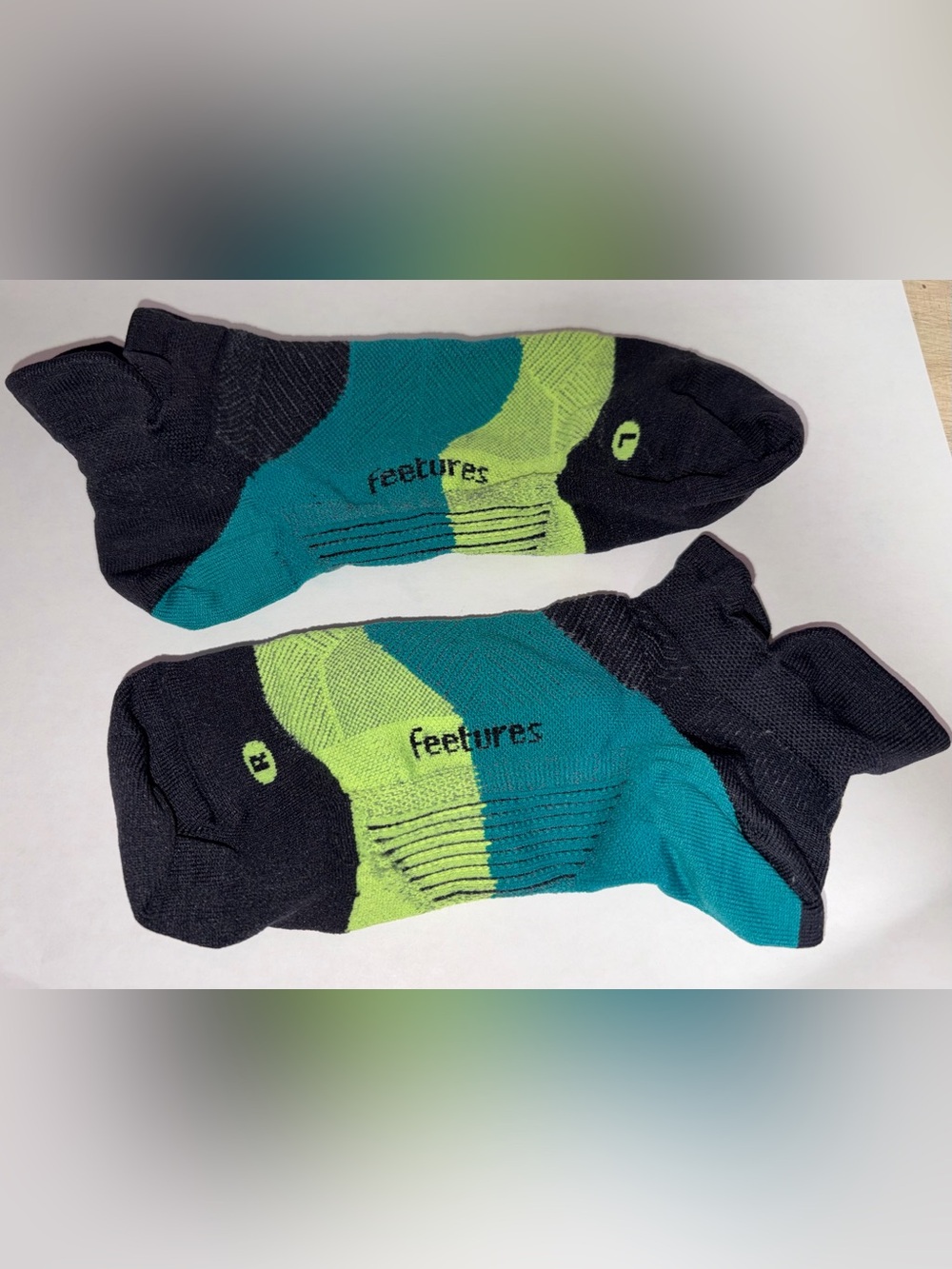 Feetures Elite Light Cushion No Show Tab Socks Bust Out Black Women’s M